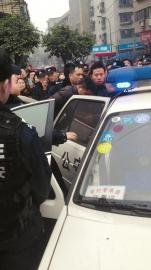 别克车上的两人被转移到警车上。