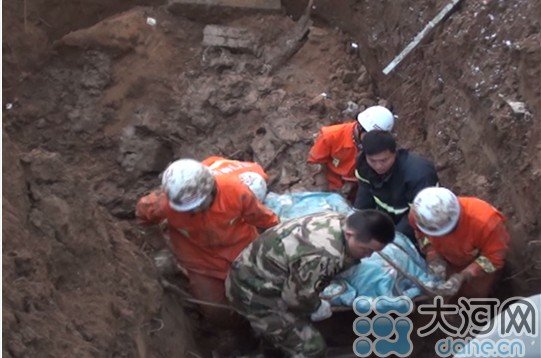 民工如厕遇地基塌陷被埋 救援10小时无效死亡