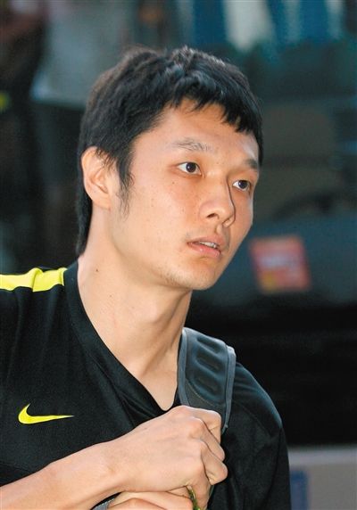 杨智 足球守门员，现效力于北京国安队，为国家队守门员。