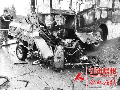 三轮车公交车迎面相撞引发火灾致1死2伤（图）