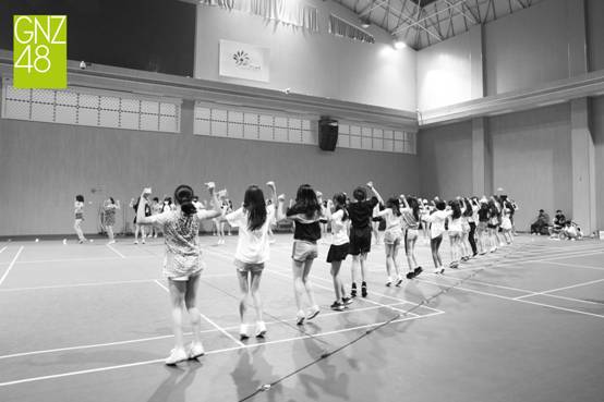 吾家有女初“养成” 相送偶像齐出征