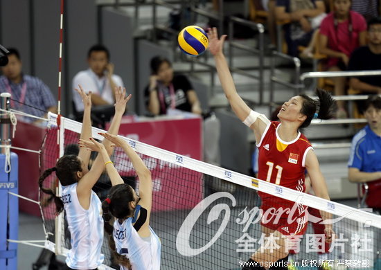 女排大奖赛武汉站中国vs阿根廷 徐云丽（右）在比赛中扣球